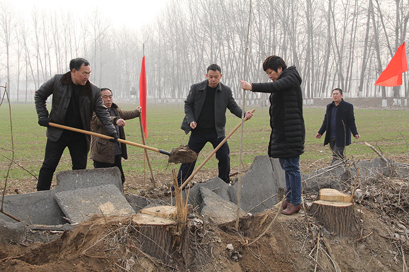 博農(nóng)集團(tuán)領(lǐng)導(dǎo)、基層黨政負(fù)責(zé)人等同志積極參加植樹活動